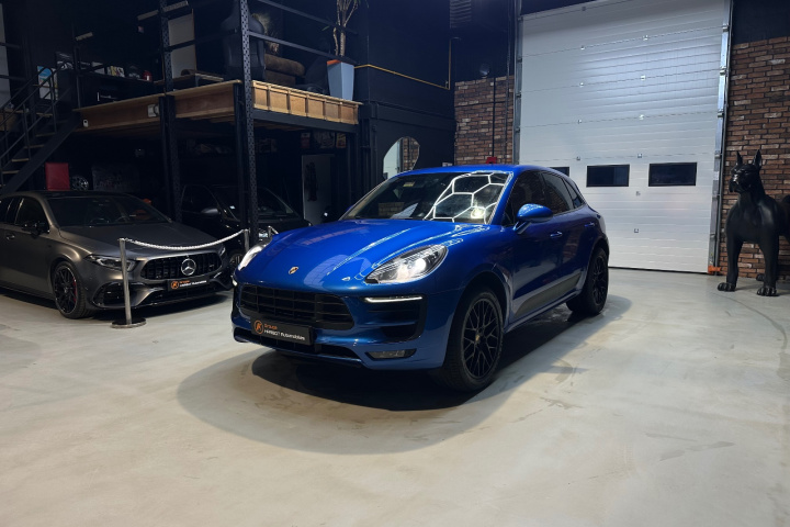 PORSCHE MACAN