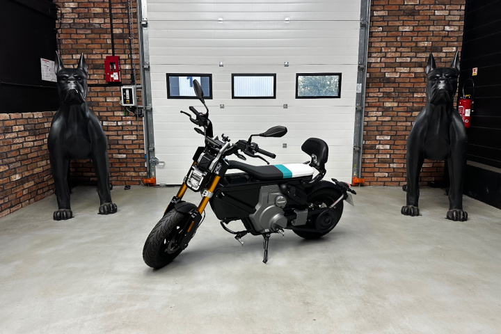 BMW CE02